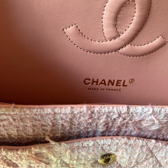 ❌SOLD❌ 🩷🤍Chanel 22C Pink Tweed Medium Classic Flap🩷🤍 - Picture 9 of 13